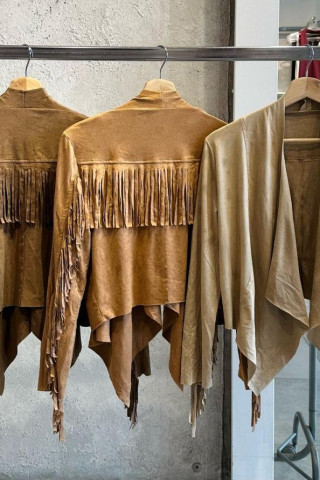 SAQUITO GAMUZADO CON FLECOS - Art.P10000